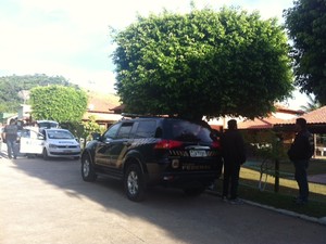 Viatura da Polícia Federal faz plantão em frente à casa de Roberto Jefferson neste sábado (22) (Foto: Kenia Pinheiro/TV Rio Sul)