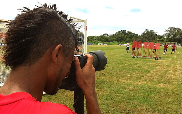 Leo Moura tira fotos do treino do Flamengo (Foto: Divulgação / Fla Imagem)