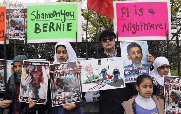 Manifestantes exibem cartazes contra F-1 no Bahrein (Foto: AFP)