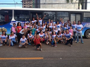 Liderados pelo pastor Péricson, membros desta igreja foram juntos, de ônibus, para a Marcha 2015 (Foto: Mary Porfiro/G1)