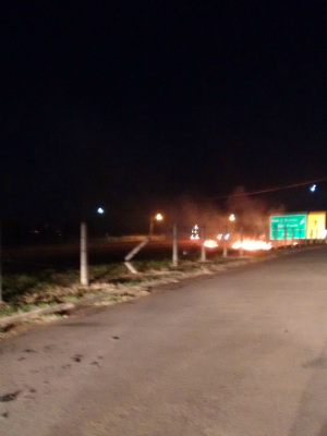 Moradores queimaram pneus e galhos de árvore (Foto: Marcelo Alonso de Oliveira/TEM Você)
