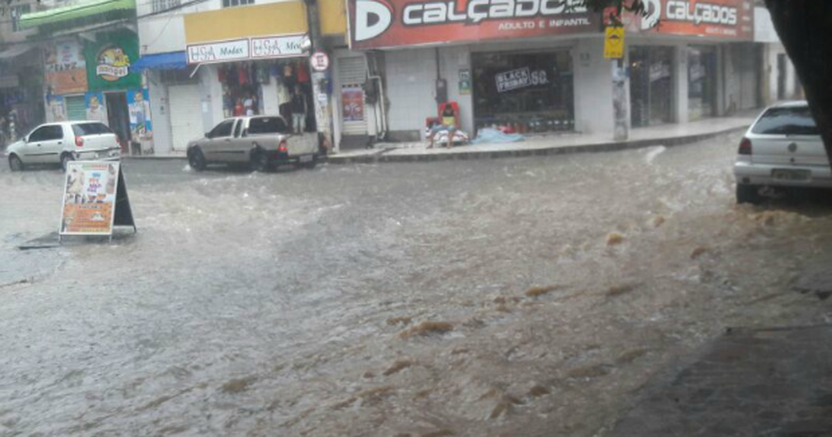 Chuva na Grande Vitória alaga avenidas de Viana e Vila Velha - Globo.com