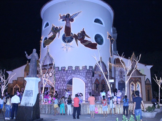 Famílias de teresinenses prestigiaram decoração de Natal na cidade (Foto: Catarina Costa/G1)