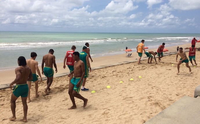 Reservas do Palmeiras participaram de atividade física na areia da Praia de Recife