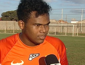 O atacante Obina já disputou a Taça Minas Gerais em 2010 (Foto: Reprodução/TV Integração)