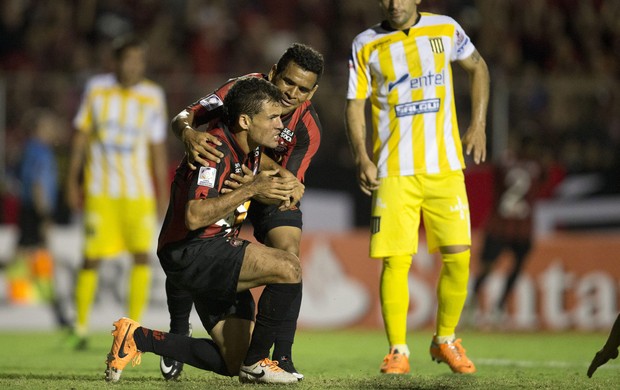 Paulinho Dias comemora, Atlético-PR x The Strongest (Foto: EFE)