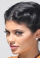 Kylie Jenner usa lente de contato azul para almoçar com namorado Tyga