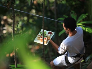 O garçom chega de tirolesa com a comida (Foto: Divulgação/Soneva Kiri Eco Villa)