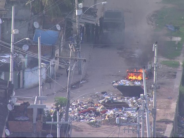 Imagem aérea mostra barricada em chamas na Cidade de Deus (Foto: Reprodução/TV Globo)