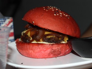 Alm dos pes coloridos, hamburgueria aposta em carne fresca e molhos especiais (Foto: Fernando Brito/G1)