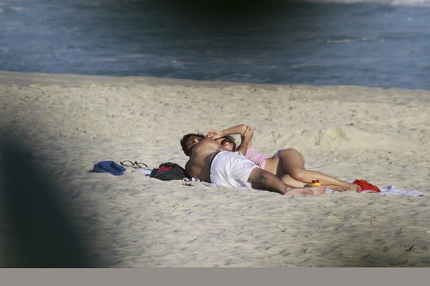 Juliana Didone e namorado na praia  (Foto: Dilson Silva / Agnews)