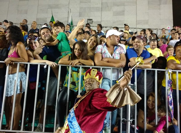 O público de 15 mil pessoas se divertiu com o Desfile das Escolas de Samba na Avenida Marechal Deodoro (Foto: Divulgação/ Fundação Cultural de Curitiba )