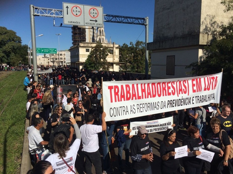 Protesto de trabalhadores em Uruguaiana, na Fronteira Oeste do Rio Grande do Sul (Foto: Josiane Pimentel/RBS TV)