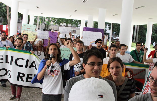 Protesto contra o deputado e pastor Marco Feliciano (PSC), em Goiânia, Goiás (Foto: Adriano Zago/G1)