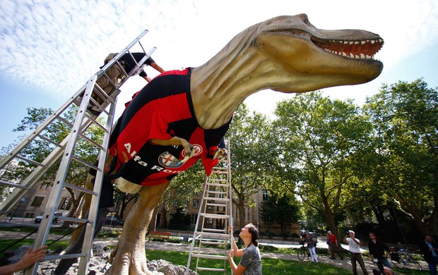 DInossauro tiranosauro-rex camisa Eintracht Frankfurt (Foto: Agência Reuters)