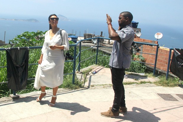 Kim Kardashian e Kanye West no Vidigal, no Rio (Foto: Delson Silva / AgNews)