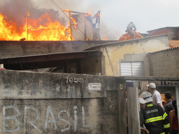Bombeiros trabalham para apagar fogo em favela (Foto: Paulo Toledo Piza/G1)