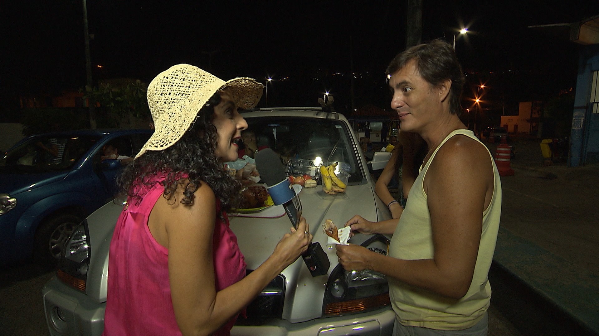 Maria anima a fila do ferry boat com uma farofada no capô (Foto: Divulgação)