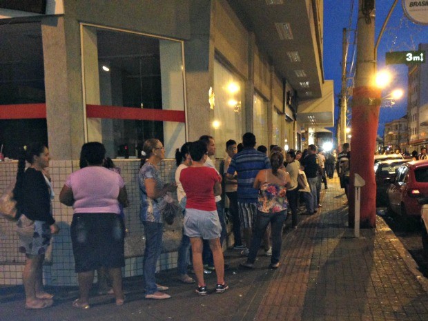 Consumidores enfrentam até 24 h de fila para aproveitar liquidação em Campo Grande MS (Foto: Tatiane Queiroz/G1 MS)