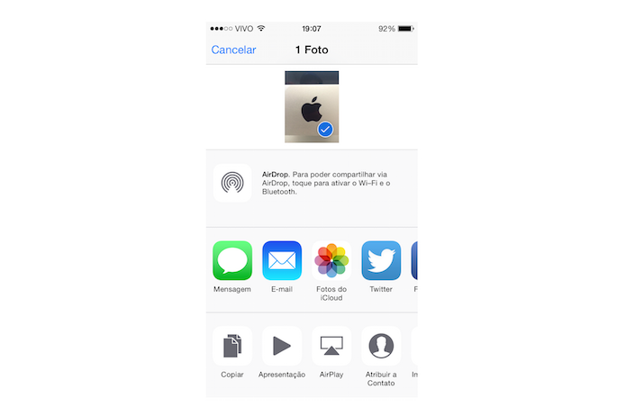Compartilhando uma foto feita com a câmera do iOS através da tela bloqueada (Foto: Reprodução/Marvin Costa)