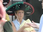 Jennifer Aniston usa sombreiro em set de filmagens