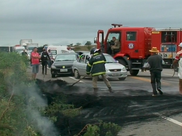 Bombeiros controlam fogo dos pneus e liberaram a pista por volta das 8h (Foto: Imagens/Tv Subaé)