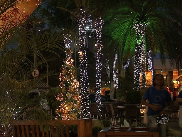 Shoppings de Fortaleza começam a receber a decoração natalina. O Varanda Open Mall, na Avenida Desembargador Moreira, mantém a tradição da iluminação natalina. (Foto: TV Verdes Mares/Reprodução)