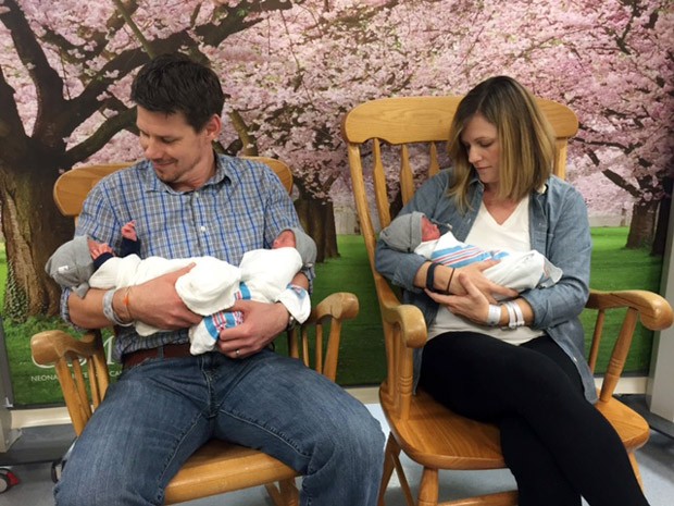  Thomas Hewitt e sua mulher Kristen seguram seus bebês no colo  Cortesia do  (Foto: Greater Baltimore Medical Center via AP)
