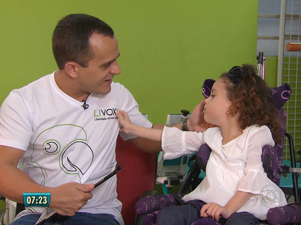 Clarinha teve paralisia cerebral e não movimenta o corpo, mas entende tudo  (Foto: Reprodução / TV Globo)