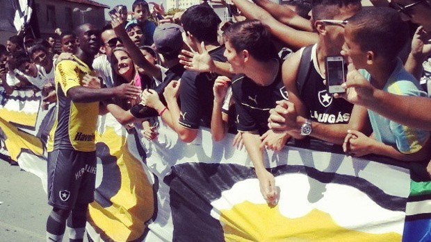Seedorf torcida treino Botafogo (Foto: Reprodução / Instagram)