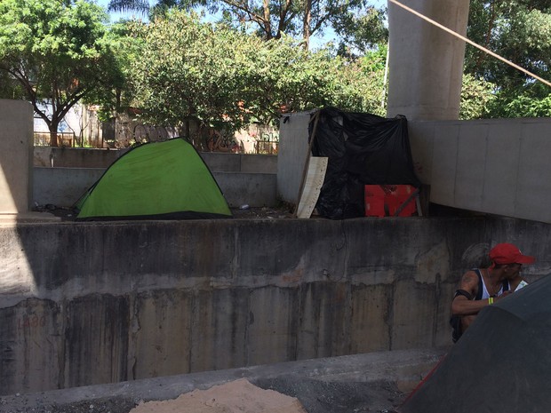 Parte debaixo do monotrilho concentra barracos improvisados e barracas de acampamento (Foto: Márcio Pinho/G1)