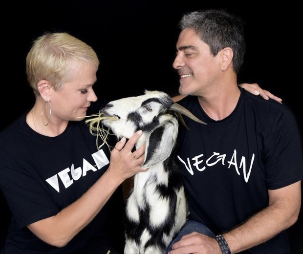 Junno Andrade e Xuxa posam para campanha em prol dos santuários de animais no Brasil (Foto: Blad Meneghel/Reprodução Instagram)