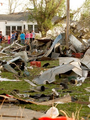 Série de tornados mata 17 nos EUA ( AP/Tulsa World, Gary Crow)