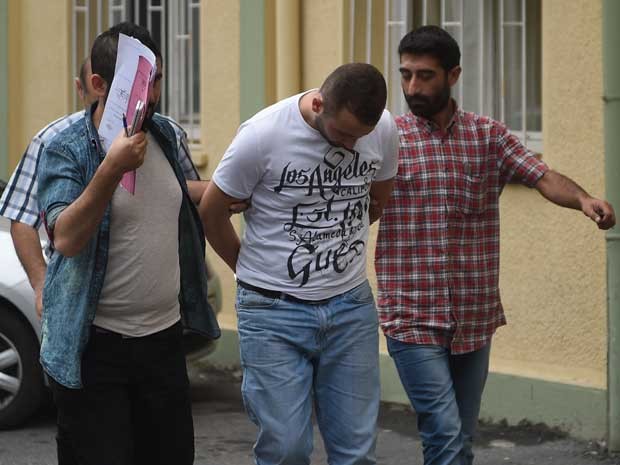 Policiais detêm em Istambul um suspeito de integrar o Estado Islâmico (IS) e o levam para exames em um hospital (Foto: Ozan Kose / AFP Photo)