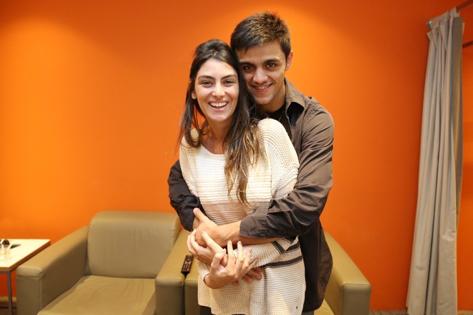 Felipe Simas e Mariana Uhlmann nos bastidores do 'Domingão do Faustão' (Foto: Carol Caminha/Gshow)