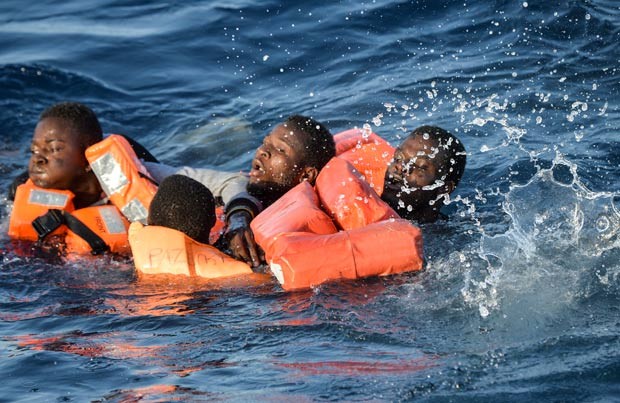 Sobreviventes foram levados à ilha italiana de Lampedusa  (Foto: Andreas Solaro/AFP)