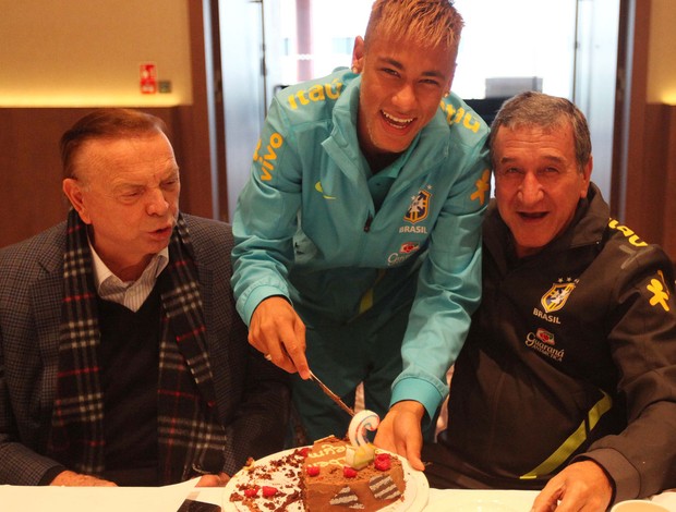 neymar brasil bolo aniversário (Foto: Mowa Press)