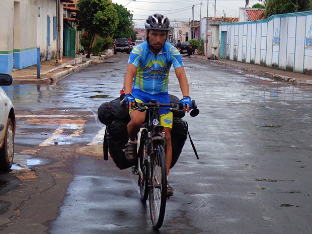 O ciclista carrega, sem ajuda alguma, cerca de 40 kg durante toda a viagem (Foto: João Rodrigues)