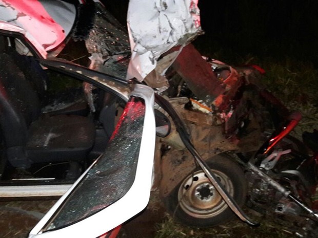 Com o impacto da batida, piloto da motocicleta morreu na hora (Foto: colaboração / Região Noroeste) Com o impacto da batida, piloto da motocicleta morreu na hora (Foto: colaboração / Região Noroeste)