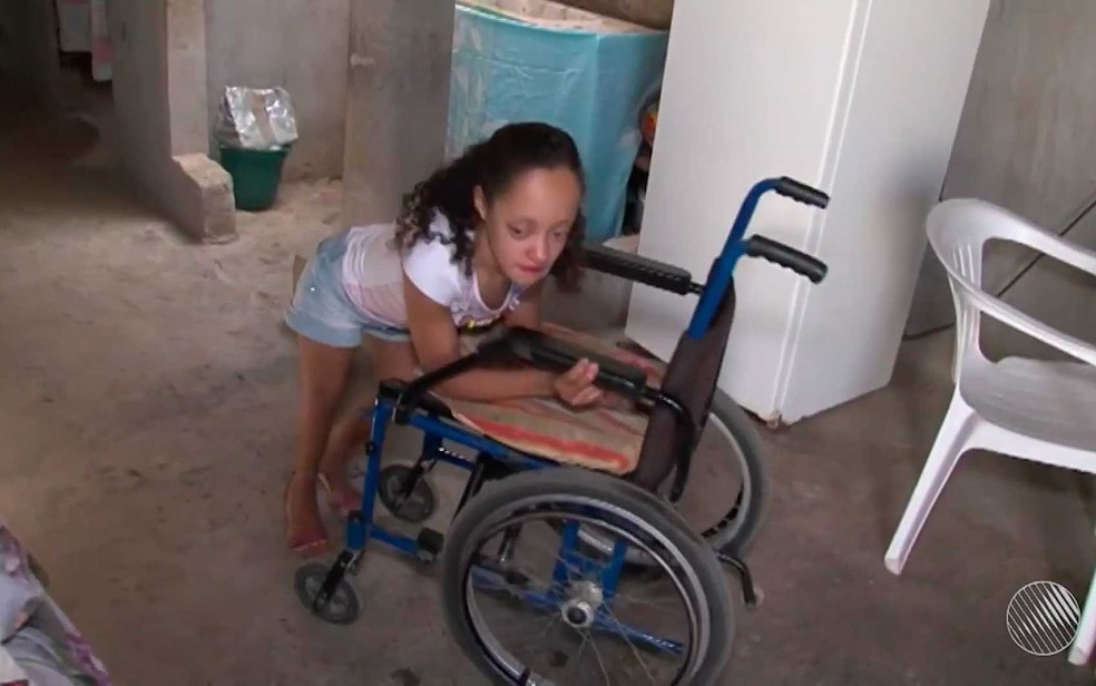 Andreza caminha com apoio de cadeira de rodas, mas precisa de andador (Foto: Imagem/TV São Francisco)