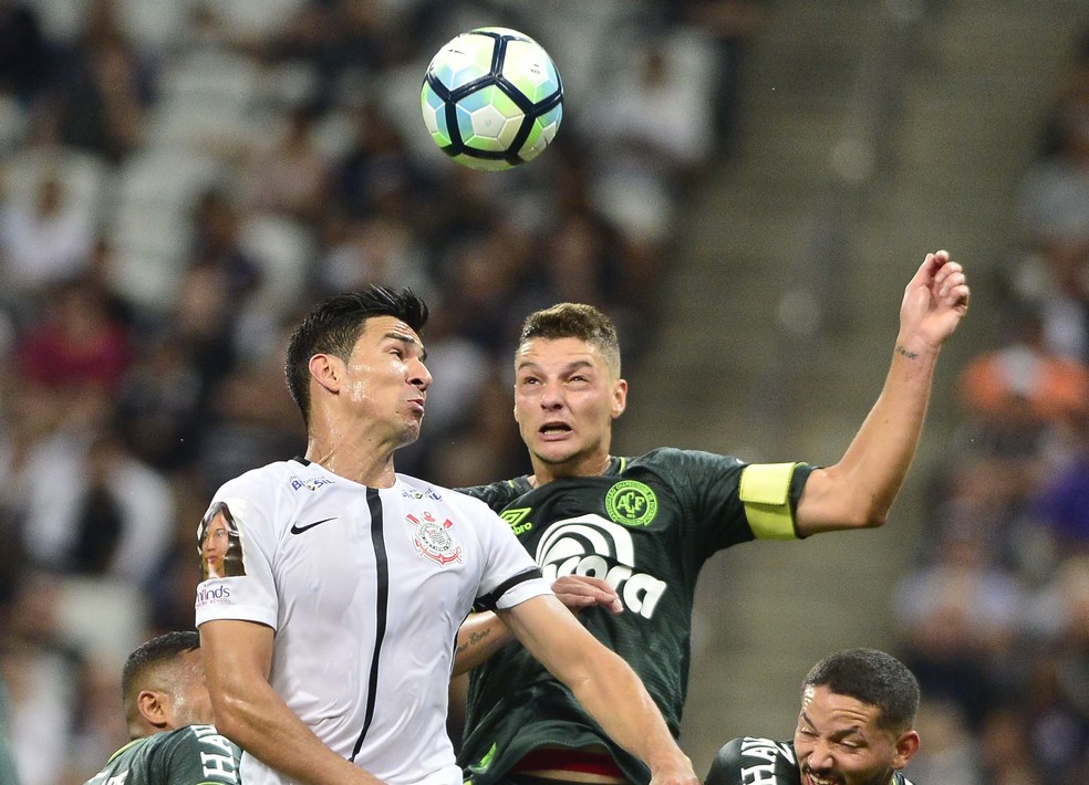 Jogo foi complicado na Arena (Foto: Marcos Ribolli)