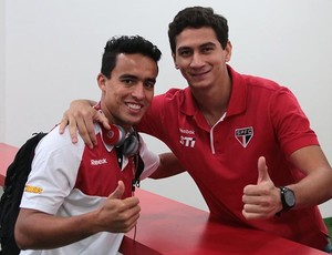 Jadson dá boas vindas a Ganso (Foto: Rubens Chiri / Site oficial do São Paulo FC)