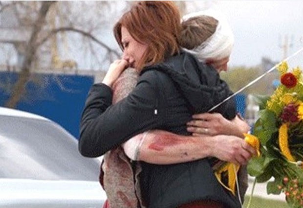 Após "ressuscitar", Alexey Bykov abraça a namorada Irina Kolokov ainda sujo de sangue falso (Foto: Reprodução / Gawker)