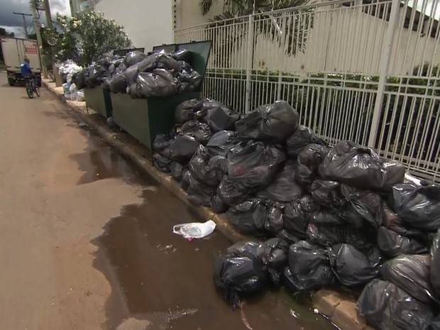 Moradores de vários bairros reclamam da falta de coleta de lixo, em Goiânia (Foto: Reprodução/TV Anhanguera)