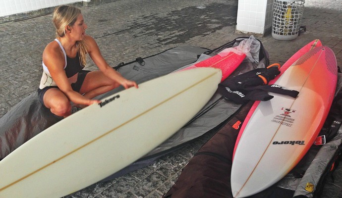 Maya Gabeira arruma os últimos detalhes antes da viagem (Foto: Rafael Honório)