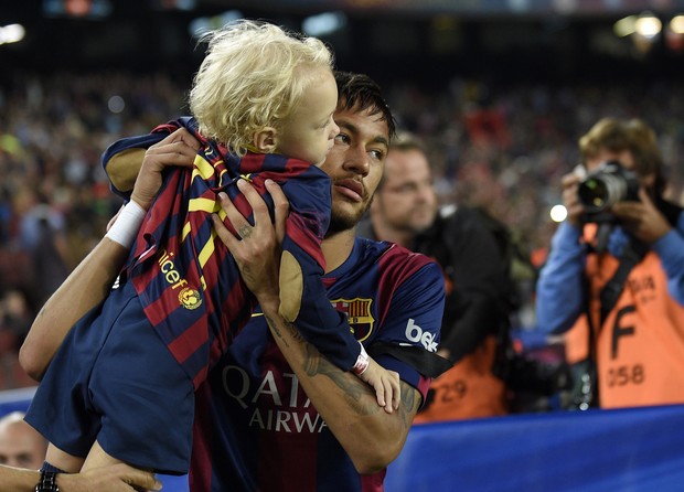 Neymar e Davi Lucca (Foto: AFP)