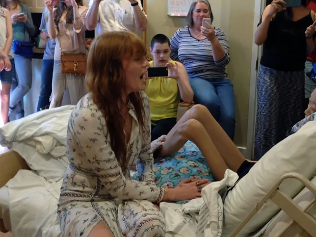 Florence Welch canta para Karinya Chen no hospital (Foto: Reprodução/YouTube/hospiceaustin1)