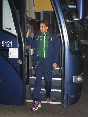 Alexandra, melhor jogadora do mundo, desembarca do ônibus da seleção (Foto: Thierry Gozzer)