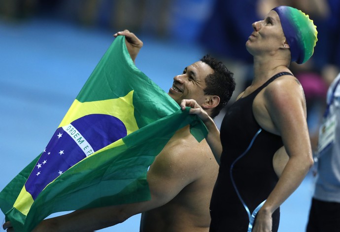 Descrição da imagem: Clodoaldo e Susana festejam a medalha de prata (Foto: FÁBIO MOTTA/ESTADÃO CONTEÚDO)