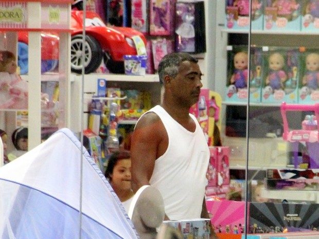 Romário com a filha em shopping do Rio (Foto: Marcos Pavão/AgNews)